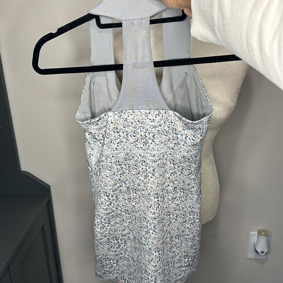 Lululemon Scoop Neck Tank Luon Petite Fleur Silver Spoon / Ambient Grey size 4 - Picture 5 of 7